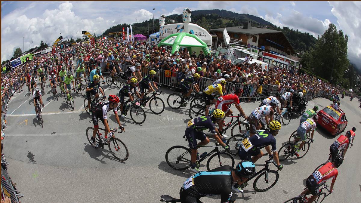 Wenig später macht sich das Peloton auf den Weg ins 146,5 Kilometer entfent liegende Morzine