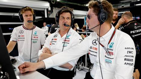 Toto Wolff (m.) mit Ersatzfahrer Mick Schumacher (l.) und dem Mercedes-Vorstandsvorsitzenden Ola Källenius