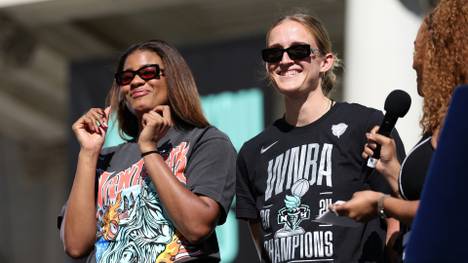 Sabally (left) and Fiebich at the Siegerparade