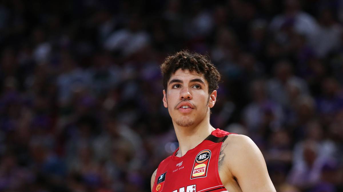 Ein mögliches Team, wo er LaMelo sieht, sind die New York Knicks. Allerdings nicht aus besonderer Vorliebe für die Stadt, sondern weil das Team einen Heilsbringer brauche - nämlich die Ball-Familie