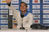Jan-Lennard Struff gewinnt in München sein erstes ATP-Turnier und bringt auf der anschließenden Siegerpressekonferenz einige Medienvertreter mit einem Scherz rund um den Stadionsprecher zum Lachen. 