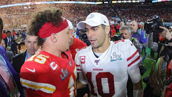 MIAMI, FLORIDA - FEBRUARY 02: Patrick Mahomes #15 of the Kansas City Chiefs shakes hands with Jimmy Garoppolo #10 of the San Francisco 49ers after Super Bowl LIV at Hard Rock Stadium on February 02, 2020 in Miami, Florida. (Photo by Tom Pennington/Getty Images)
