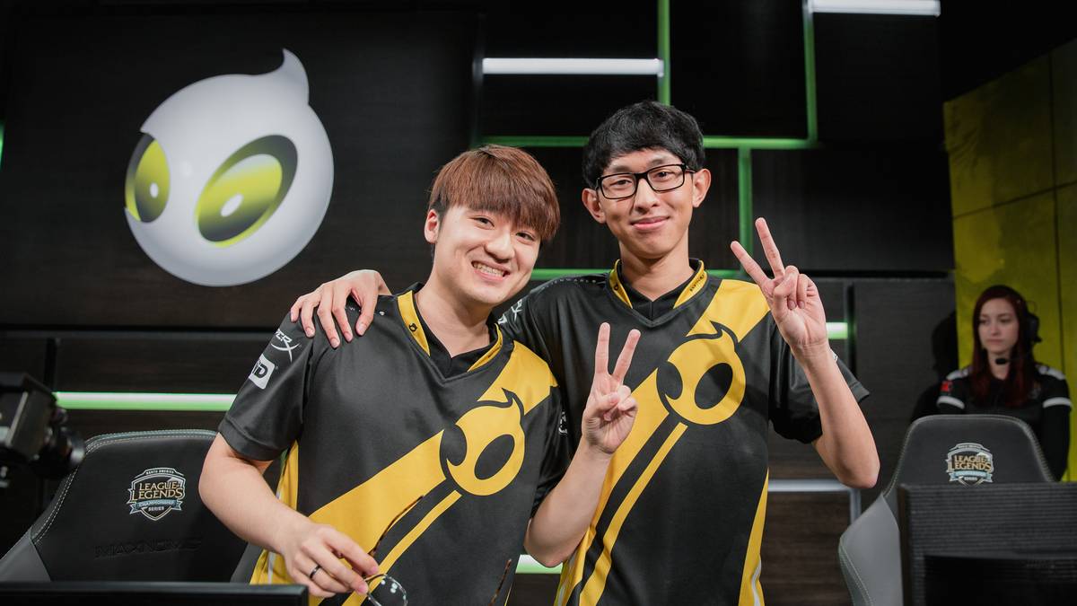 Altec (l.) und Adrian kamen mitten im Summer Split ins Lineup von Team Dignitas und sorgten mehrere Wochen lang für Furore. Das Duo adaptierte schnell an den damaligen Patch und bereitete vielen Gegnern massive Probleme. Beide Spieler sollten zumindest für einige NA LCS-Teams, überwiegend die neuen, interessante Personalien darstellen