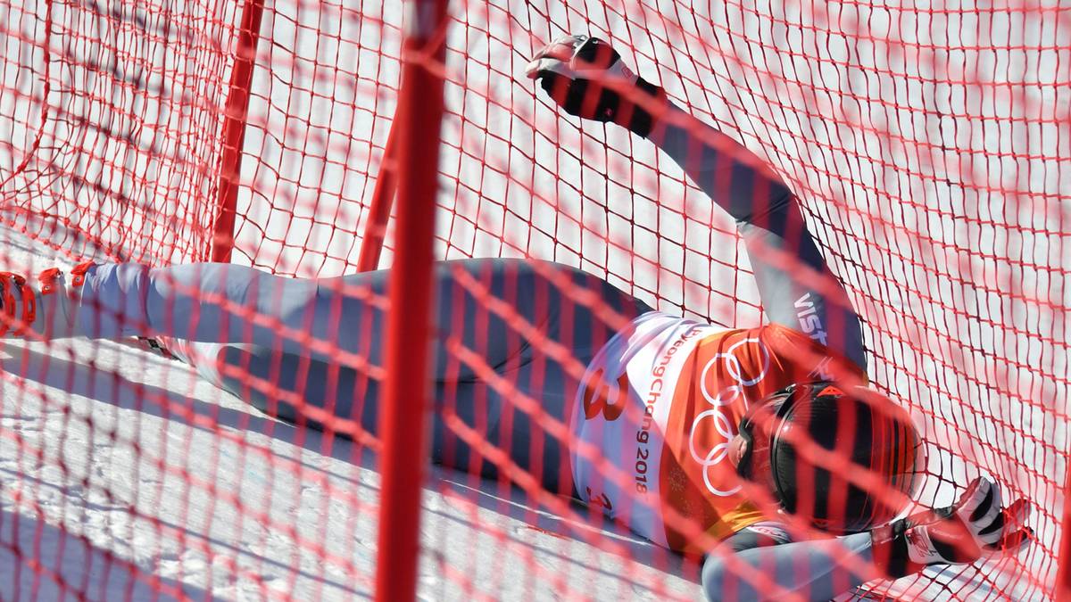 Sein Abflug ins Netz sorgt für eine längere Pause