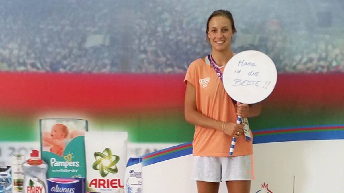 Wie lieb! Volleyballerin Lenka Dürr ist mit den Schmetterlingen bereits ausgeschieden. Jetzt bleibt Zeit, ihrer Mutter Grüße in die Heimat zu schicken