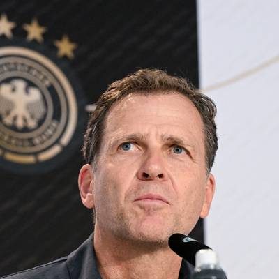 Der frühere DFB-Sportdirektor Robin Dutt sieht in Oliver Bierhoff ein Bauernopfer für den Niedergang der deutschen Fußball-Nationalmannschaft.