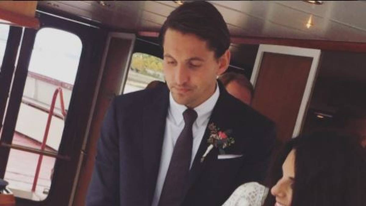 Beim Anschneiden der Hochzeitstorte nimmt Ehefrau Lilli das Zepter in die Hand. "Danke für die vielen herzlichen Glückwünsche!!! Man beachte wer die Hand oben hat" schreibt sie auf Instagram