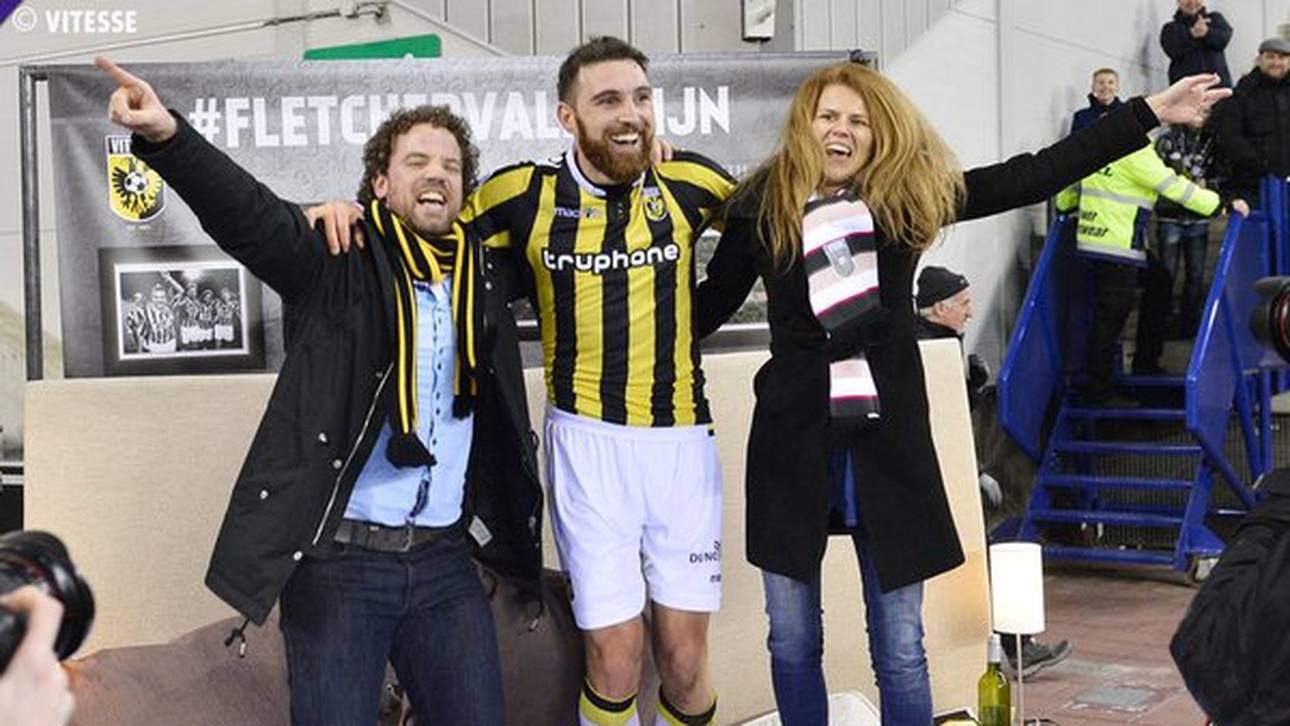 Vitesse-Paar im Bett am Spielfeld