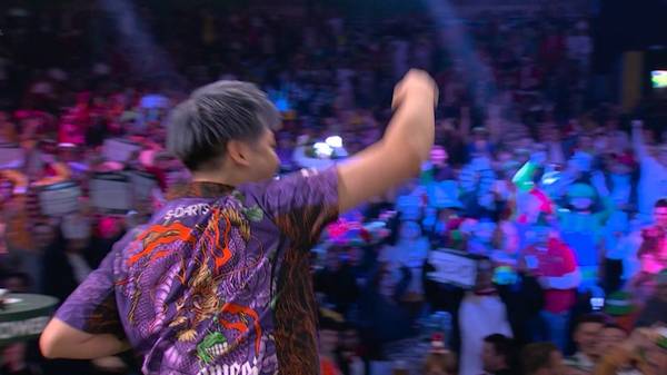 Wilder Walk-On! Japaner verwandelt Ally Pally in Nachtclub