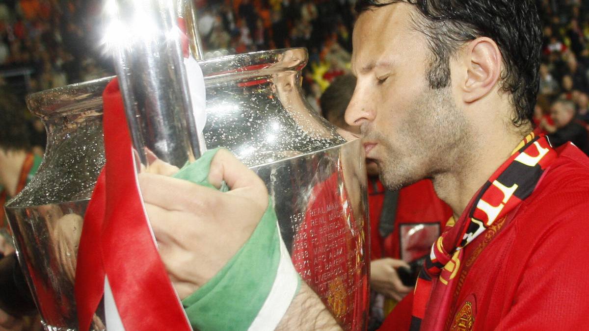 PLATZ 2: Ryan Giggs - 36 Titel: Bis zur Pariser Meisterschaft war die Legende von Manchester United noch gleichauf mit Titelhamster Dani Alves
