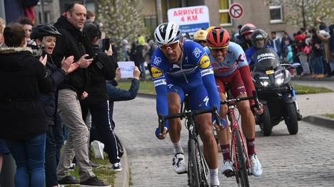 Nils Politt (r.) musste sich beim Klassiker von Paris nach Roubaix im Endspurt Philippe Gilbert geschlagen geben