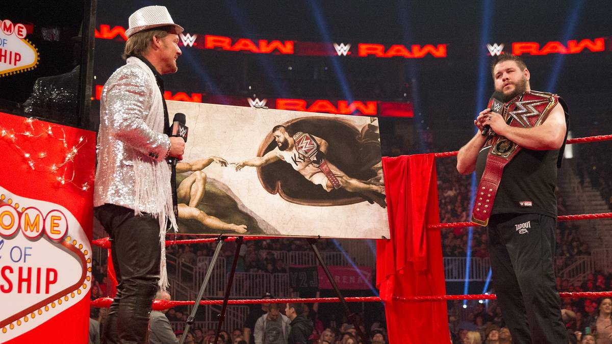 13. FEBRUAR 2017: Chris Jericho bejubelt seinen Kumpel Kevin Owens in einem absurd überzeichneten "Festival of Friendship" (Man beachte das Gemälde im Hintergrund). Es soll der letzte Freundschaftsdienst sein: Der Universal Champion wendet sich am Ende gegen Jericho und verprügelt ihn