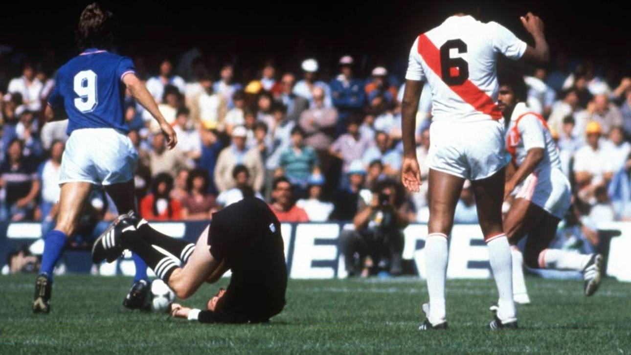 Auch dieser Sturz machte Schiedsrichter Walter Eschweiler berühmt