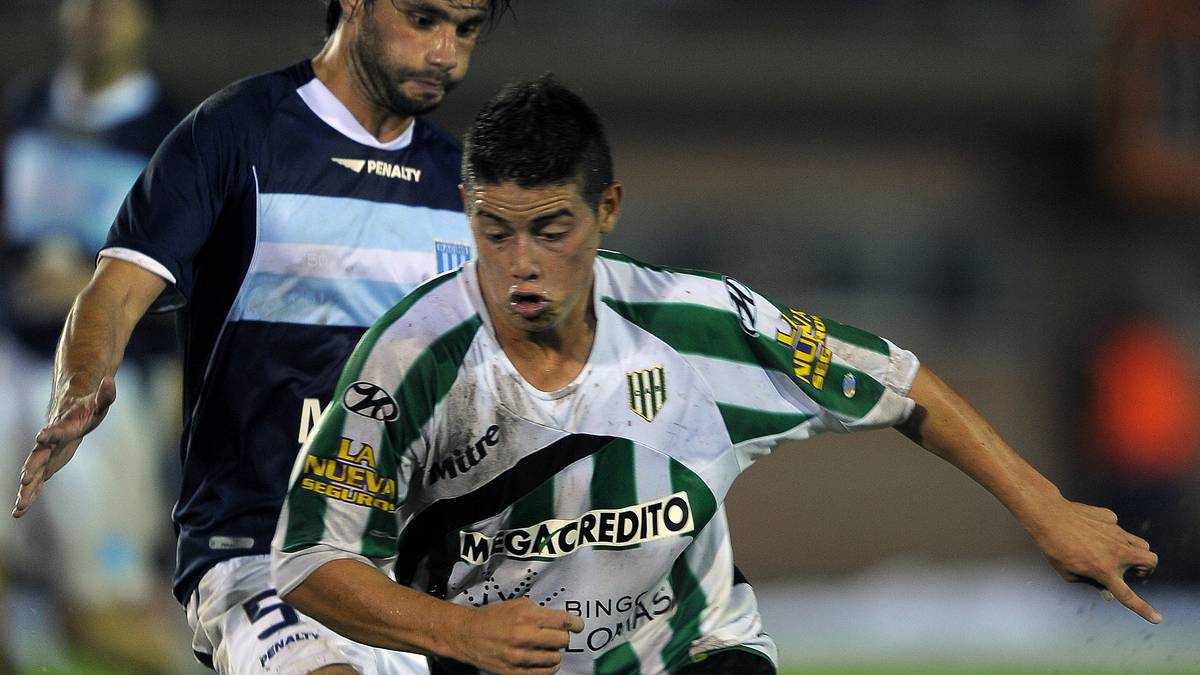 Mit gerade einmal 15 Jahren beginnt die Profi-Karriere des James Rodriguez. Der kolumbianische Zweitligist Enviga FC erkennt sein Talent und holt ihn zu sich. Nach zwei ereignisreichen Jahren und 20 Toren in 55 Spielen zieht es ihn nach Argentinien