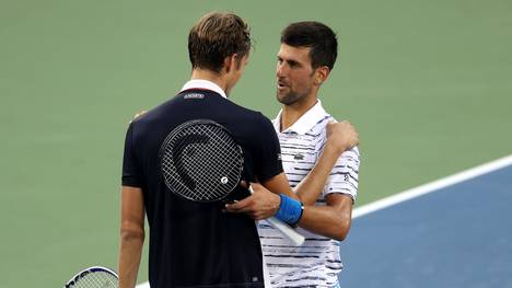 Daniil Medvedev wird nach seinem Sieg von Novak Djokovic beglückwünscht