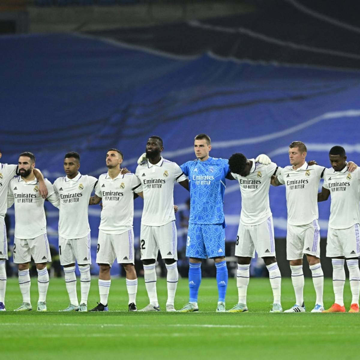 Der europäische Vereinsfußball wird unter der Woche der Opfern der Stadionkatastrophe in Indonesien mit einer Schweigeminute gedenken.
