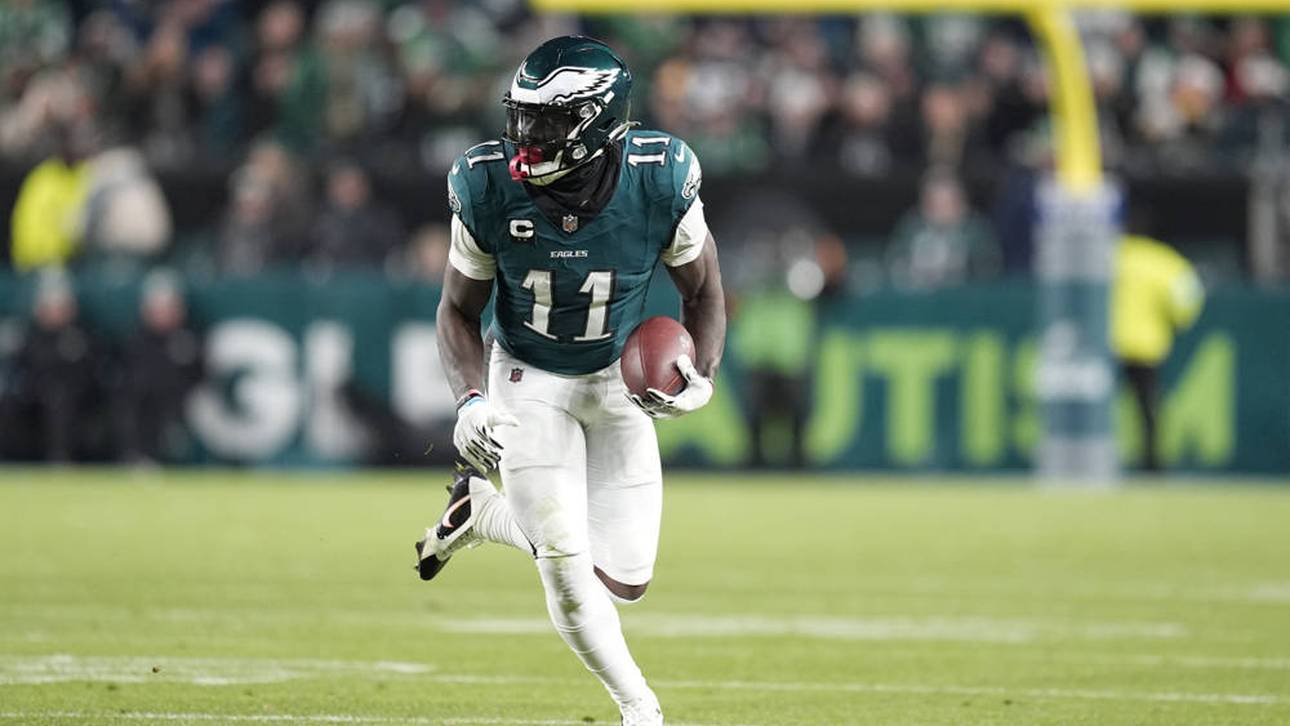 Während des Spiels: NFL-Star liest Buch