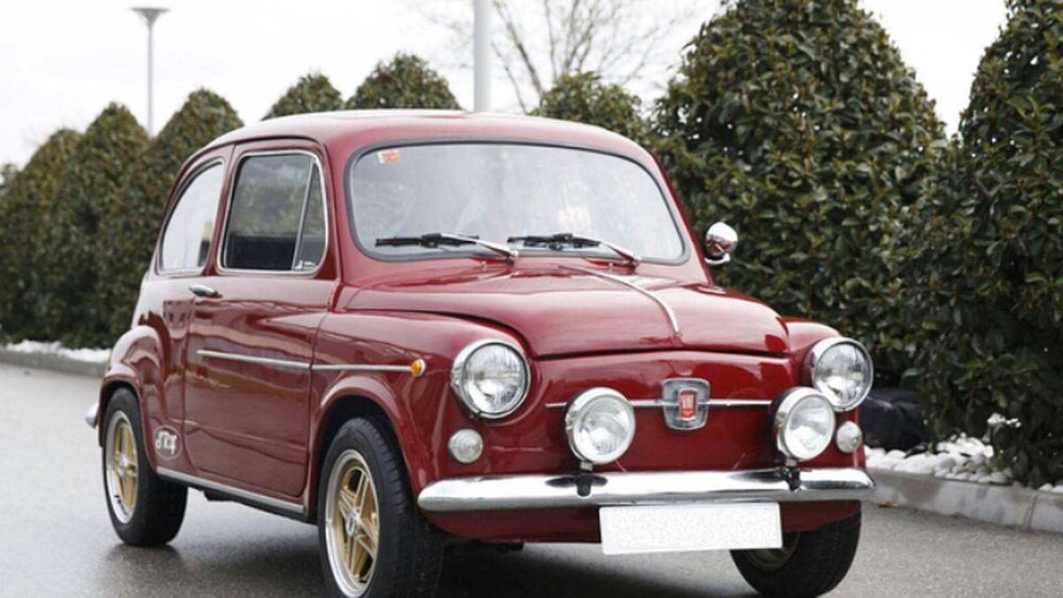 Neben all den modernen Luxus-Schlitten auf dem Parkplatz der Königlichen tanzt der Abwehrspieler mit dieser Karosse zweifellos aus der Reihe