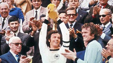 Franz Beckenbauer reckt den WM-Pokal 1974 in die Höhe. DIE ERSTEN BILDER ZUM DURCHKLICKEN
