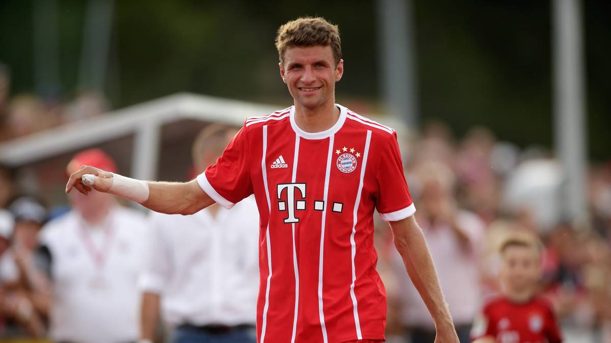4. THOMAS MÜLLER: Dem bayerischen Spaßvogel folgen insgesamt 17,1 Millionen Fans in den sozialen Medien. Instagram: 4,3 Mio. – Twitter: 3,4 Mio. – Facebook: 9,4 Mio.