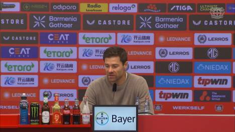 Xabi Alonso hat sein System gegen den VfB Stuttgart an den Gegner angepasst. Auf der Pressekonferenz erklärt der Trainer, warum er diese Anpassung vorgenommen hat.