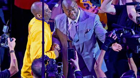 Earvin "Magic" Johnson war im April Teil der großen Abschiedsshow von Kobe Bryant (l.)
