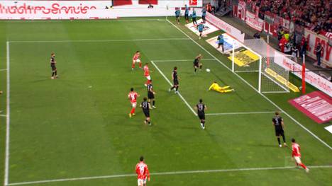 In Mainz sorgt der Stadionsprecher für Diskussionen: Als einem Gladbacher ein Eigentor unterläuft, haut er einen hämischen Spruch raus - was ihm nur kurz darauf um die Ohren fliegt.