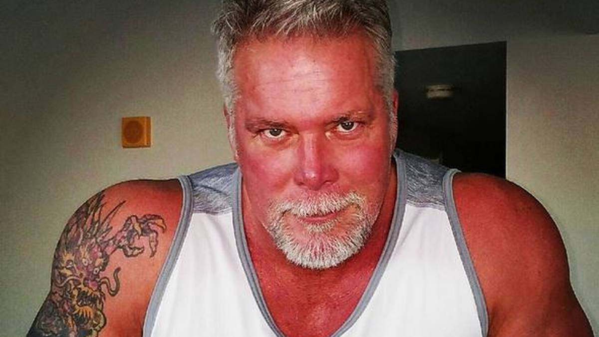 Mittlerweile ist Nash 59 und stark lädiert, aber immer noch eine gern für Auftritte jeder Art gebuchte Legende. Feierte auch diverse Comebacks bei WWE und mischte bei einigen Hollywood-Filmen mit, etwa in "John Wick" und "Magic Mike"