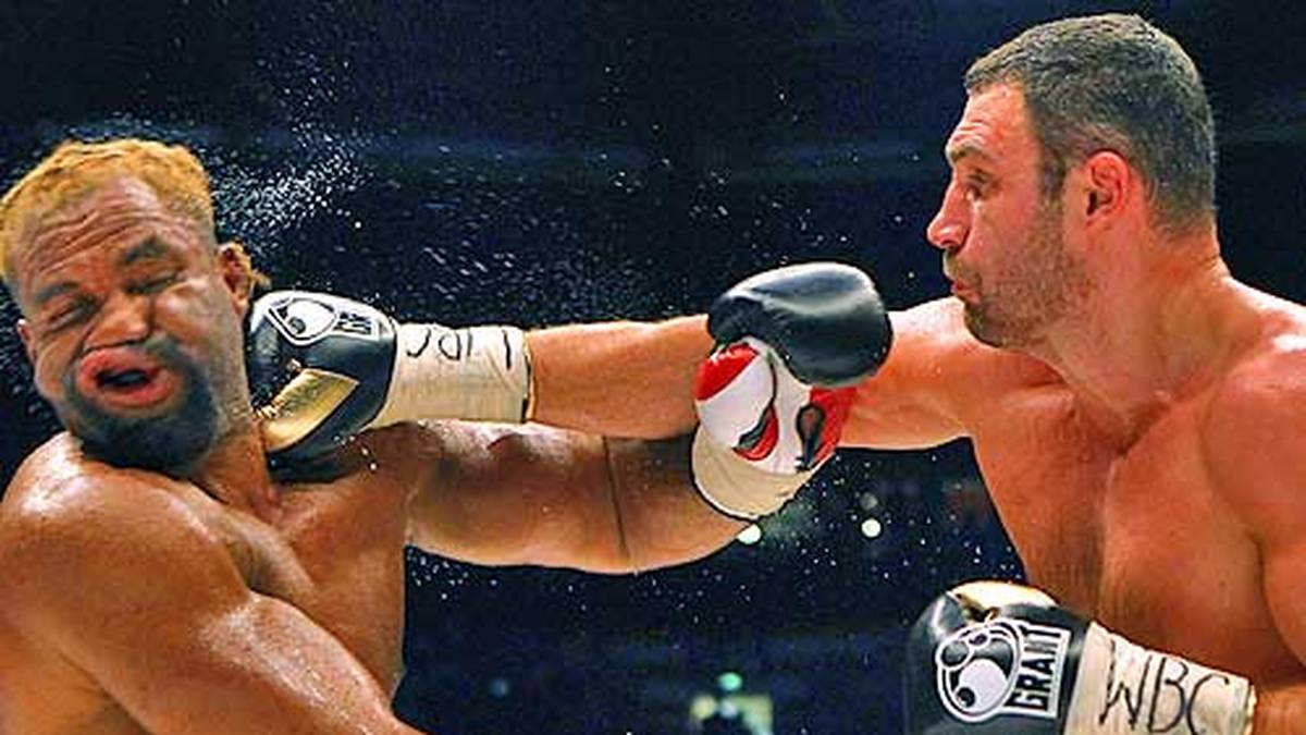 Der Amerikaner hält zwar zwölf Runden durch, bezahlt aber einen hohen Preis. Die Folge sind ein Muskelriss im Bizeps und mehrere Brüche im Gesicht. Briggs muss nach dem Kampf auf die Intensivstation