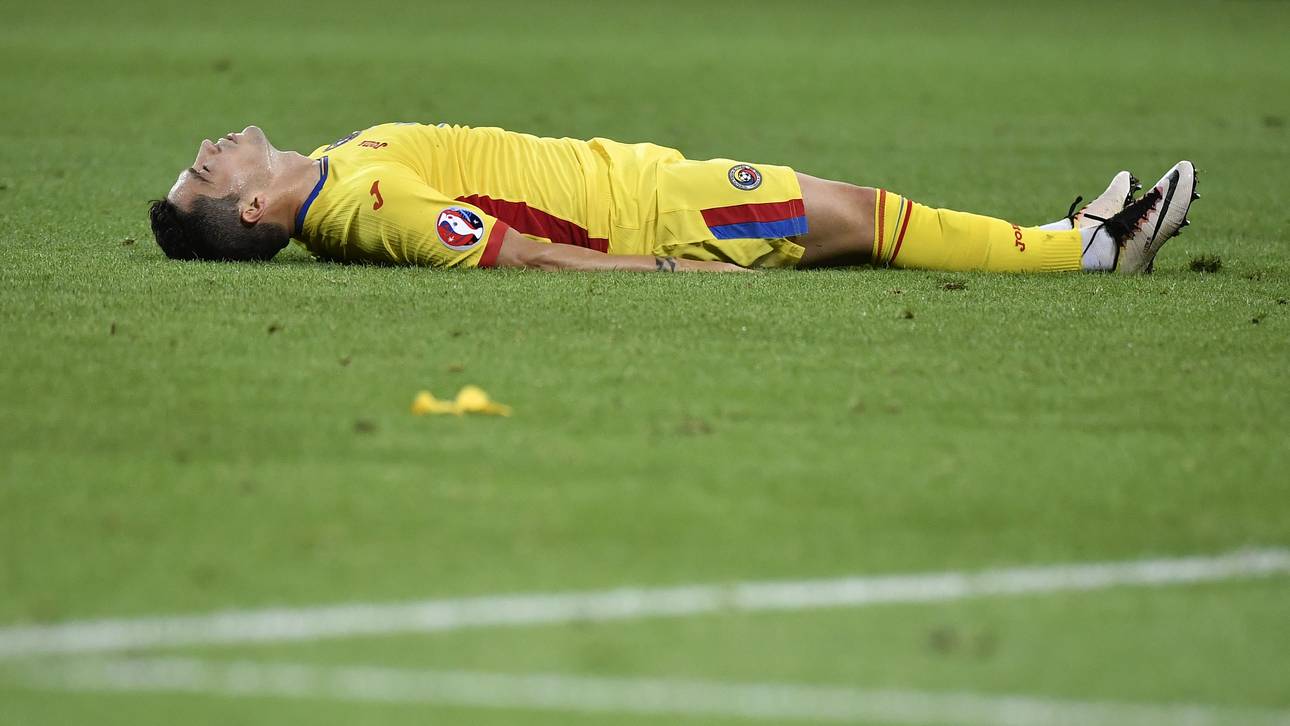 Nicolae Stanciu liegt am Boden