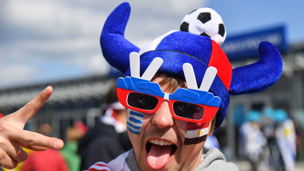 Dieser Fan kann sich offensichtlich nicht entscheiden - Russland, Uruguay und Ägypten hat er in sein Outfit verarbeitet