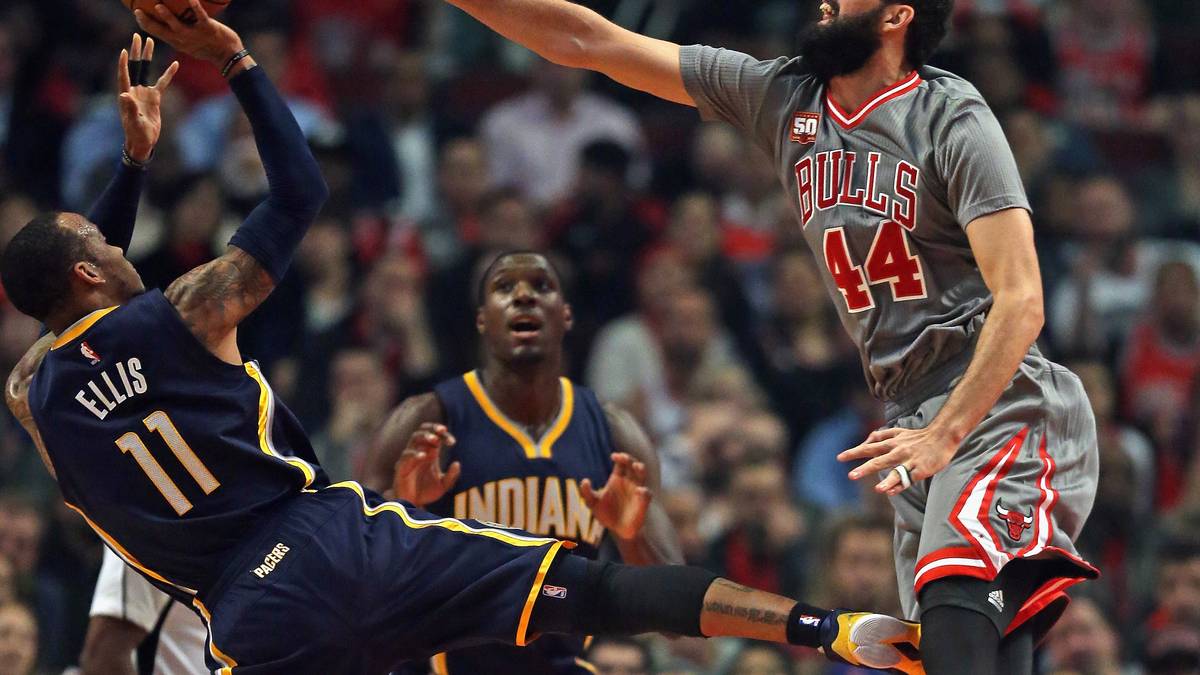 Monta Ellis (l.) steht dem Spieler der Phoenix Suns in nichts nach. Nikola Mirotic muss sich ganz schön strecken für einen Block