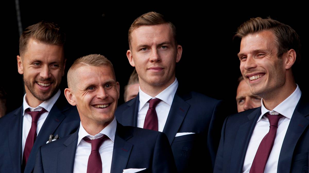 "Ich kenne da wahrscheinlich die Hälfte der Leute." (Islands Verteidiger Kári Árnason (l.) über die Feier mit den über 10.000 Fans im Stadion von St. Denis nach dem Achtelfinal-Einzug)