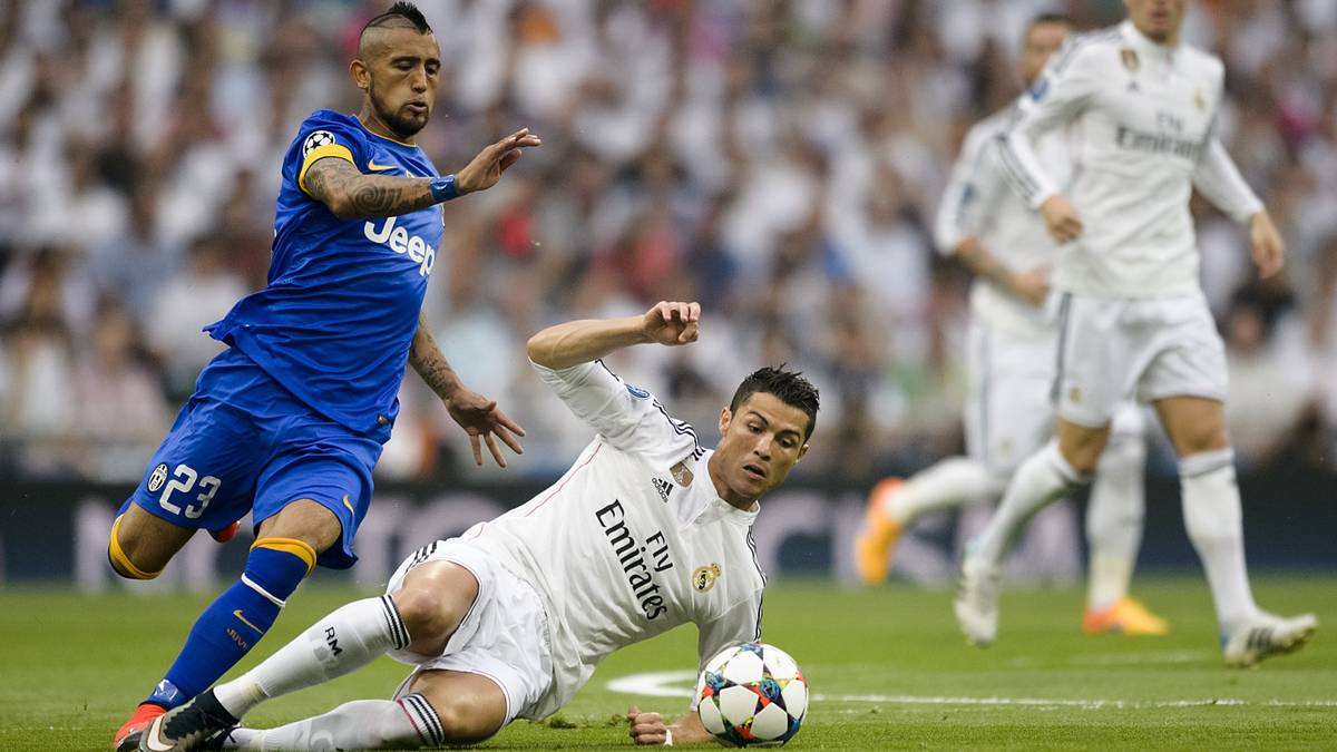 Juves Mittelfeld-Antreiber Arturo Vidal spielt den Ball vor Cristiano Ronaldo