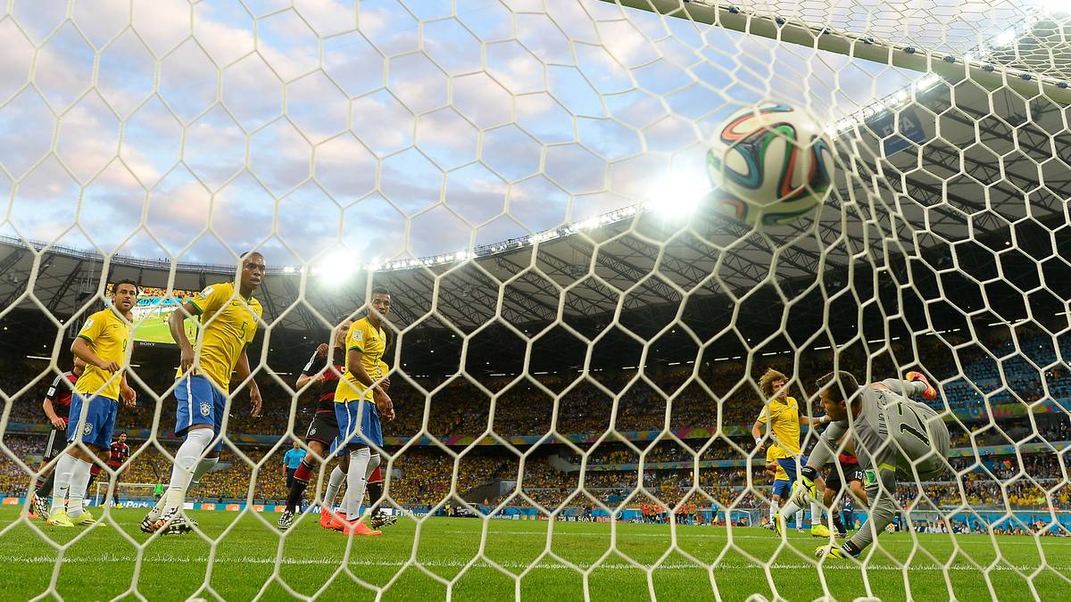 Doch die Euphorie hält nur kurz an: Nach elf Minuten zappelt der Ball erstmals im Netz. Thomas Müller bringt das DFB-Team nach einer Ecke per Volleyschuss mit 1:0 in Fühung