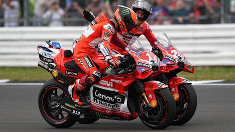 1 Francesco Bagnaia, ITA, Lenovo Ducati congratulating his teammate 23 Enea Bastianini, ITA, Lenovo Ducati on his victory and double win during the MotoGP race Monster Energy British Grand Prix MotoGP - Silverstone, UK Silverstone UK Copyright: xCathyxQuelcuttix Silverstone 22