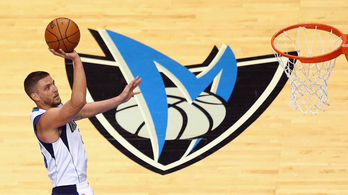 Auch Teamkollege Chandler Parsons macht beim Anflug auf den Korb eine Figur