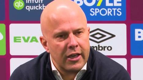 Liverpools Mo Salah sitzt gegen West Ham das erste Mal seit April 2024 über 90 Minuten auf der Bank. Trainer Arne Slot beruhigt anschließend die Gemüter und erklärt seine Entscheidung.