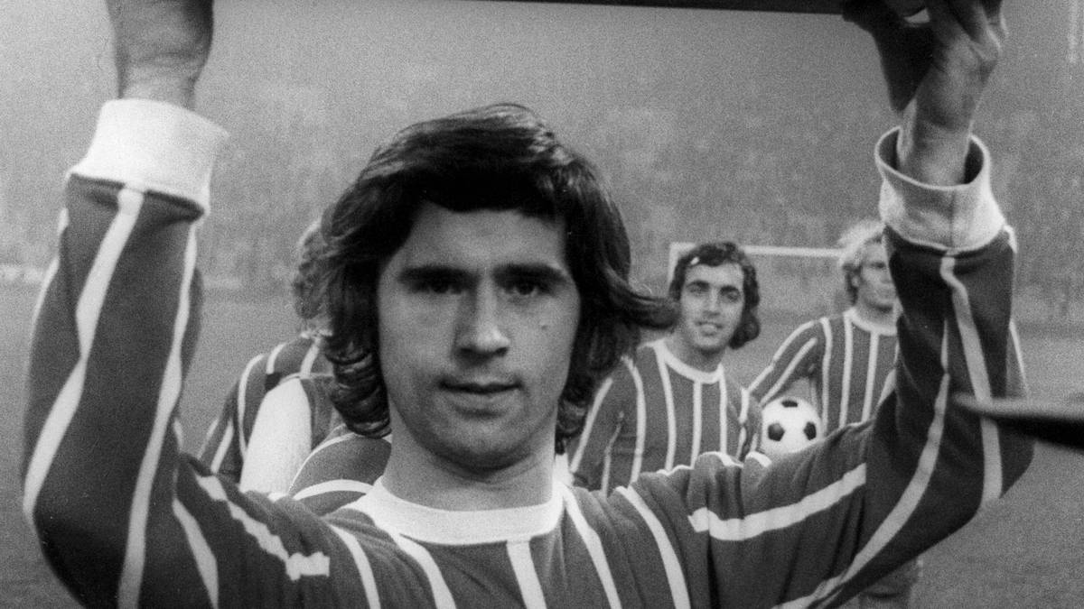 Dieser Rekord hat schon seit 1971/72 Bestand und wird in absehbarer Zeit auch nicht geknackt werden. Top-Torjäger GERD MÜLLER traf sage und schreibe 40 Mal in Schwarze für den FC Bayern