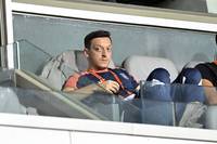 Nach dem Wirbel um Türkei-Star Merih Demiral bei der EM wegen einer nationalistischen Geste sorgt Mesut Özil mit einer Weiterverbreitung des Wolfsgrußes schon wieder für Gesprächsstoff. Erst kürzlich fällt der Weltmeister von 2014 mit einer hochbrisanten Tätowierung auf.    