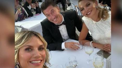 Arbeitet Robert Lewandowski an einer Model-Karriere? Der Pole besuchte zusammen mit seiner Frau Anna eine Veranstaltung des Edel-Labels Dolce & Gabbana und traf dort auch auf Top-Model Heidi Klum.