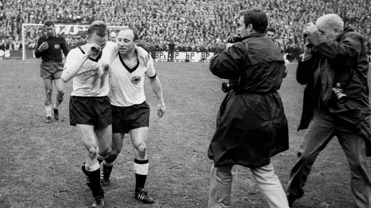 Uwe Seeler zusammen mit Werner Krämer nach dem Sieg in Schweden