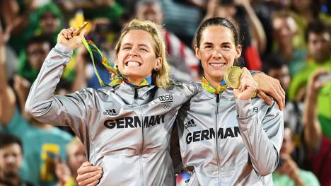 Laura Ludwig (l.) und Kira Walkenhorst gewannen 2016 Olympia-Gold