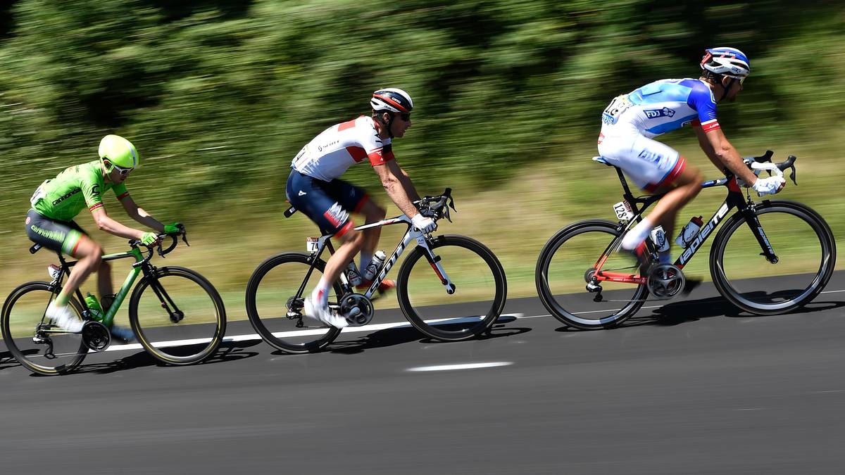 Nach einer Stunde kann sich eine Ausreißergruppe um Alex Howes, Martin Elmiger und Jeremy Roy (v.l.) absetzen. Auch der Italiener Cesare Benedetti vom deutschen Team Bora-Argon ist bei den Ausreißern dabei