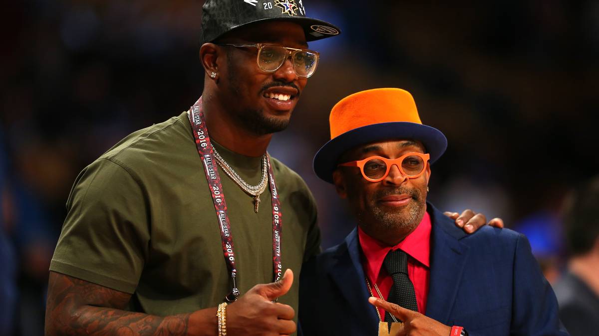 NFL-Superstar Von Miller lässt sich das natürlich nicht entgehen. Der Super-Bowl-Champion von den Denver Broncos bildet mit Basketball-Edelfan und Hollywood-Regisseur Spike Lee (r.) auch optisch ein gutes Gespann