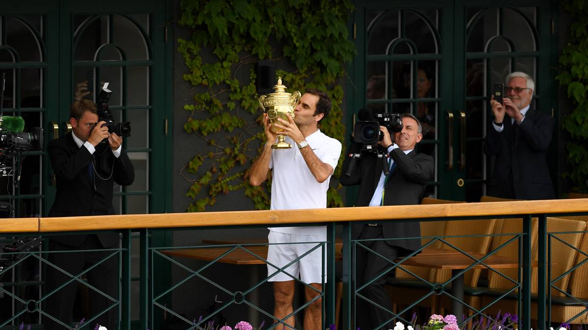Auf dem Balkon liebkost Federer den Pokal, als würde er ihn zum ersten Mal bei sich tragen. Doch ist es sein achter