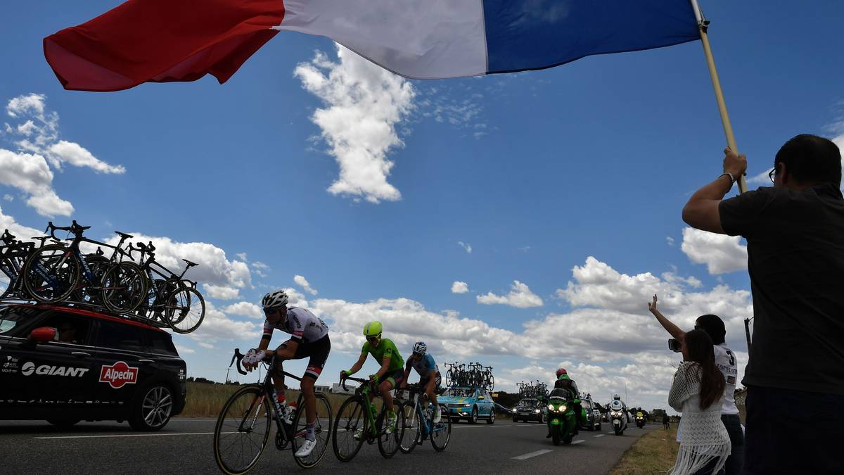 Am französischen Nationalfeiertag geht es auf der 12. Etappe der Tour nicht wie geplant auf den Gipfel des Mont Ventoux, sondern aufgrund der gefährlichen Windverhältnisse zum Chalet Reynard, sechs Kilometer vor dem eigentlichen Ziel