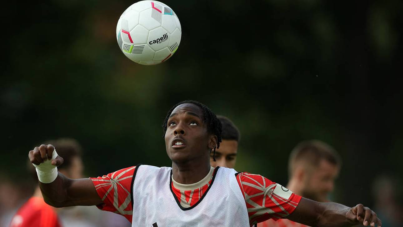 Den Ball stets im Blick: Mathys Tel