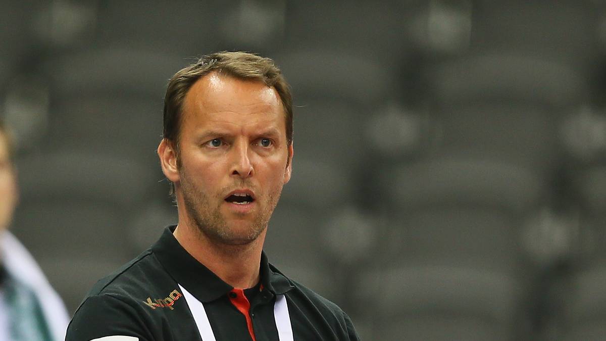 Bundestrainer Dagur Sigurdsson hat derweil andere Probleme. Seine Mannschaft liegt nach der ersten Halbzeit mit 11:13 zurück