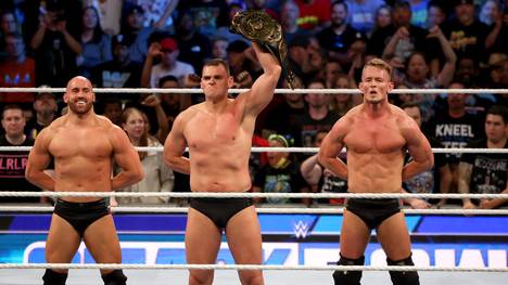 Giovanni Vinci (l.) bildet bei WWE nun wieder die Gruppierung Imperium mit Gunther (M.) und Ludwig Kaiser